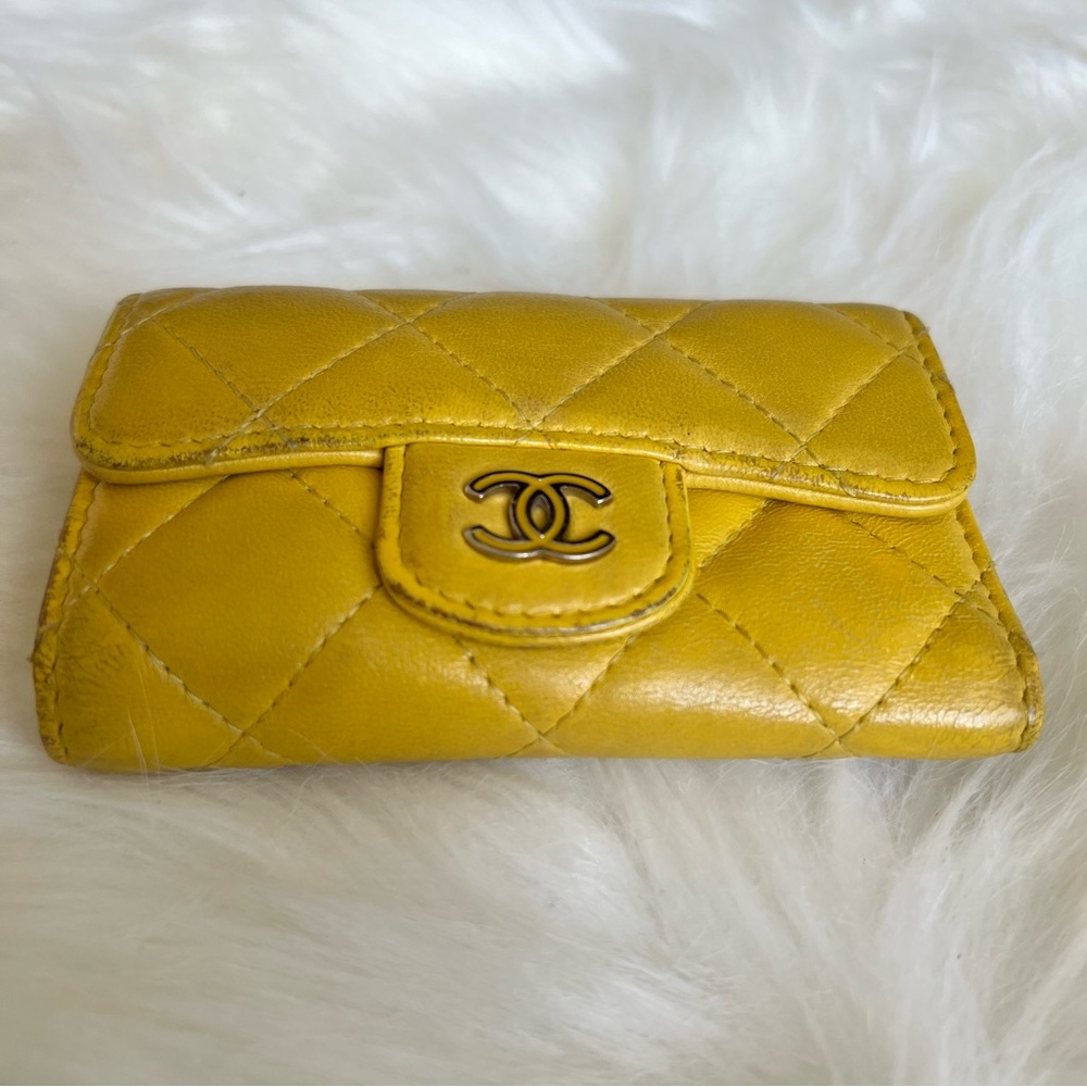 CHANEL Pre-loved Yellow Lambskin 6 Key Holder ☀️ - Picture 4 of 14